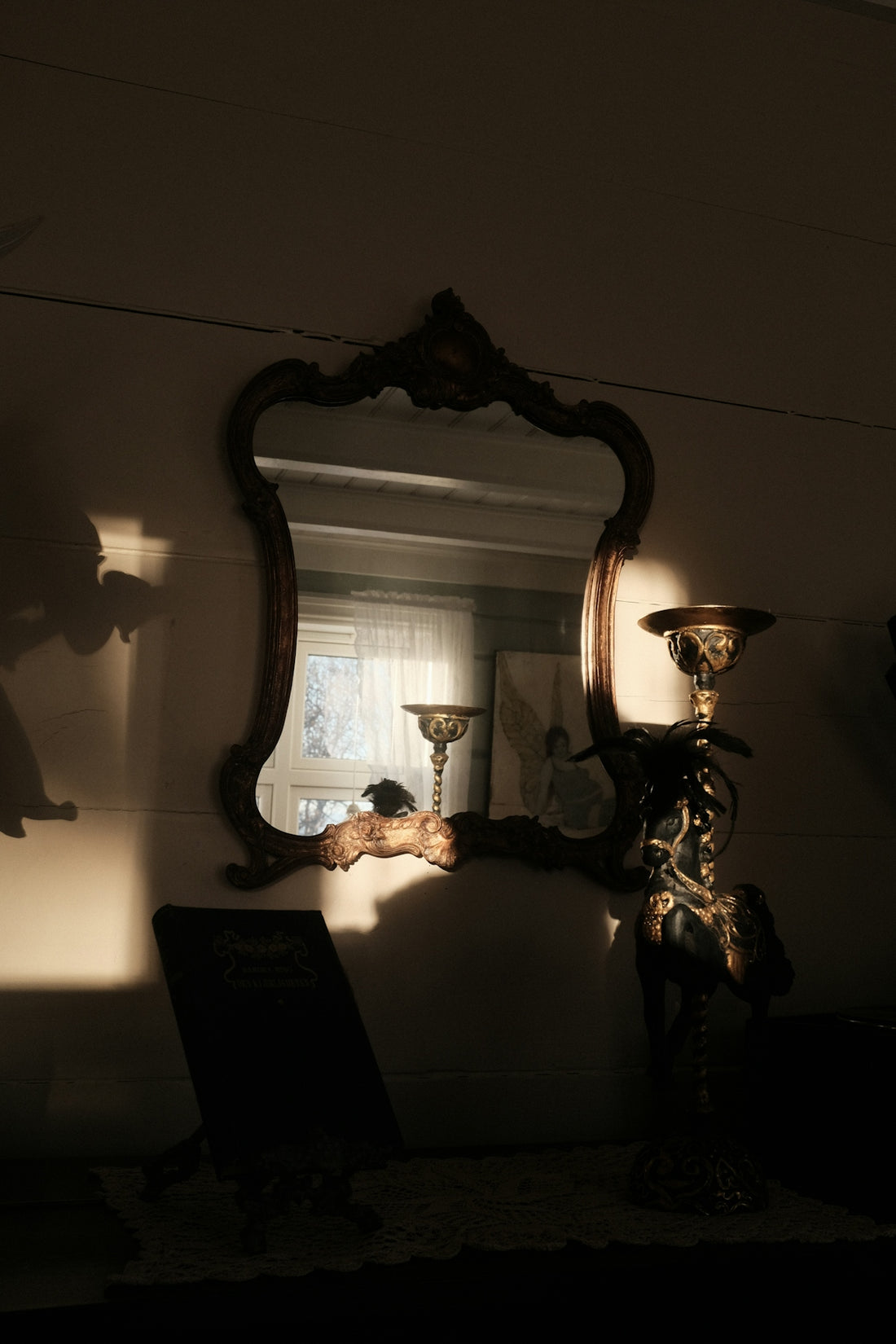A room with a mirror and a lamp on a table